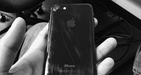Ế khách, iPhone Jet Black thành màu rẻ nhất