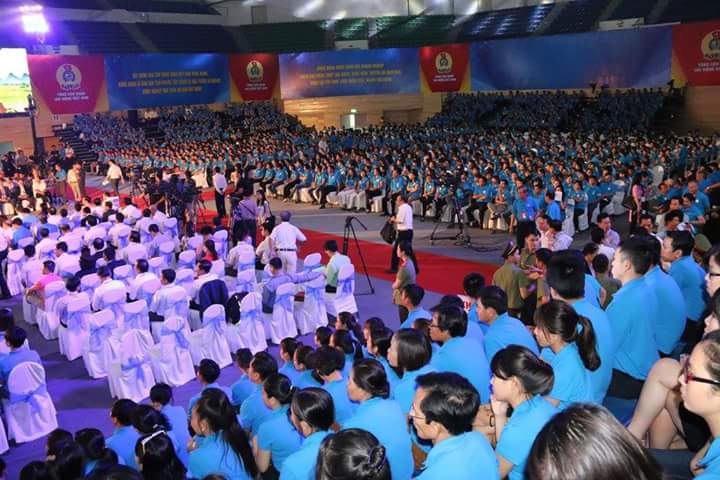 Hàng ngàn công nhân đã có mặt tại Cung thể thao Tiên Sơn để chuẩn bị gặp Thủ tướng Chính phủ