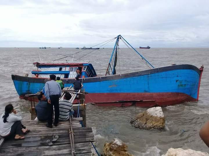 Quảng Bình: Hàng chục tàu cá bị chìm, nhiều người bị thương