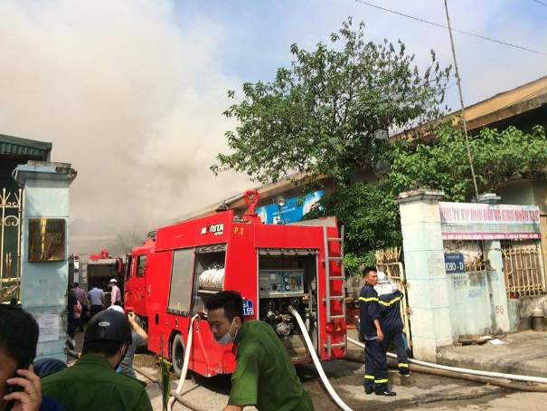 Cháy lớn tại kho hàng cảng Hà Nội