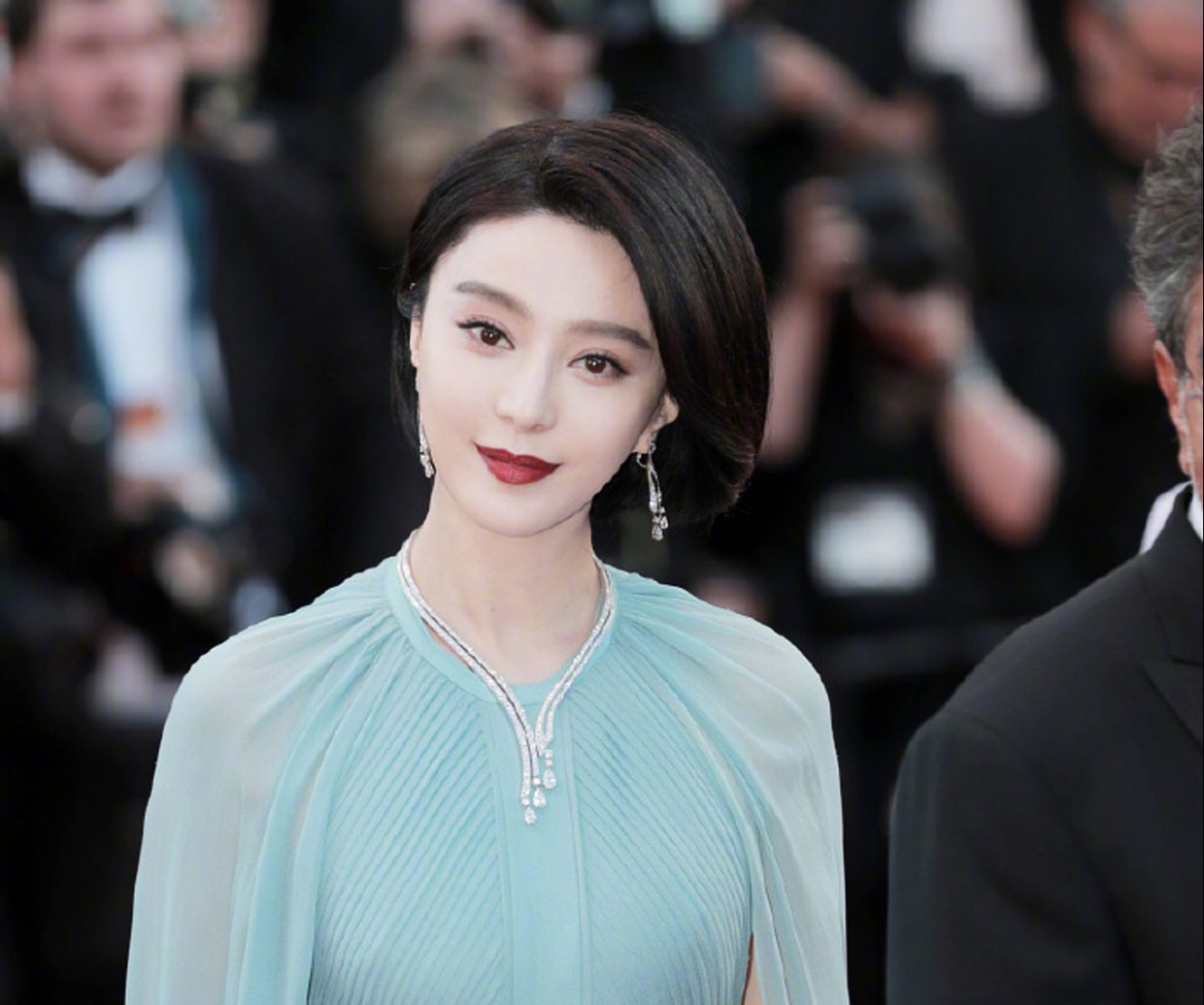 Nữ diễn viên xin lỗi vì diện đầm quốc kỳ tại Cannes - Ảnh 3.