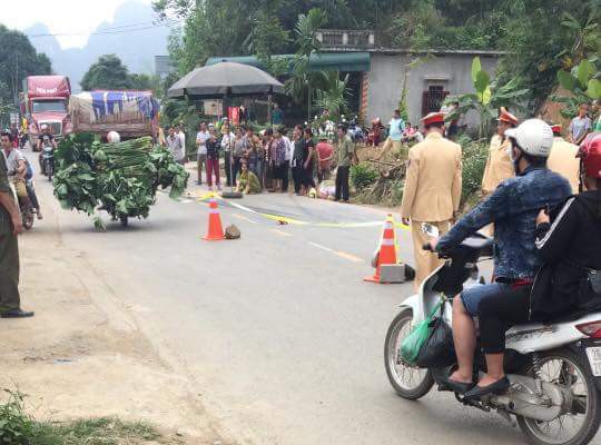 Một mình băng qua đường, bé gái 2 tuổi bị xe tải cán tử vong