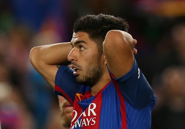 Dự đám cưới Messi, Suarez bị fan lật tượng ở quê nhà - Ảnh 2.