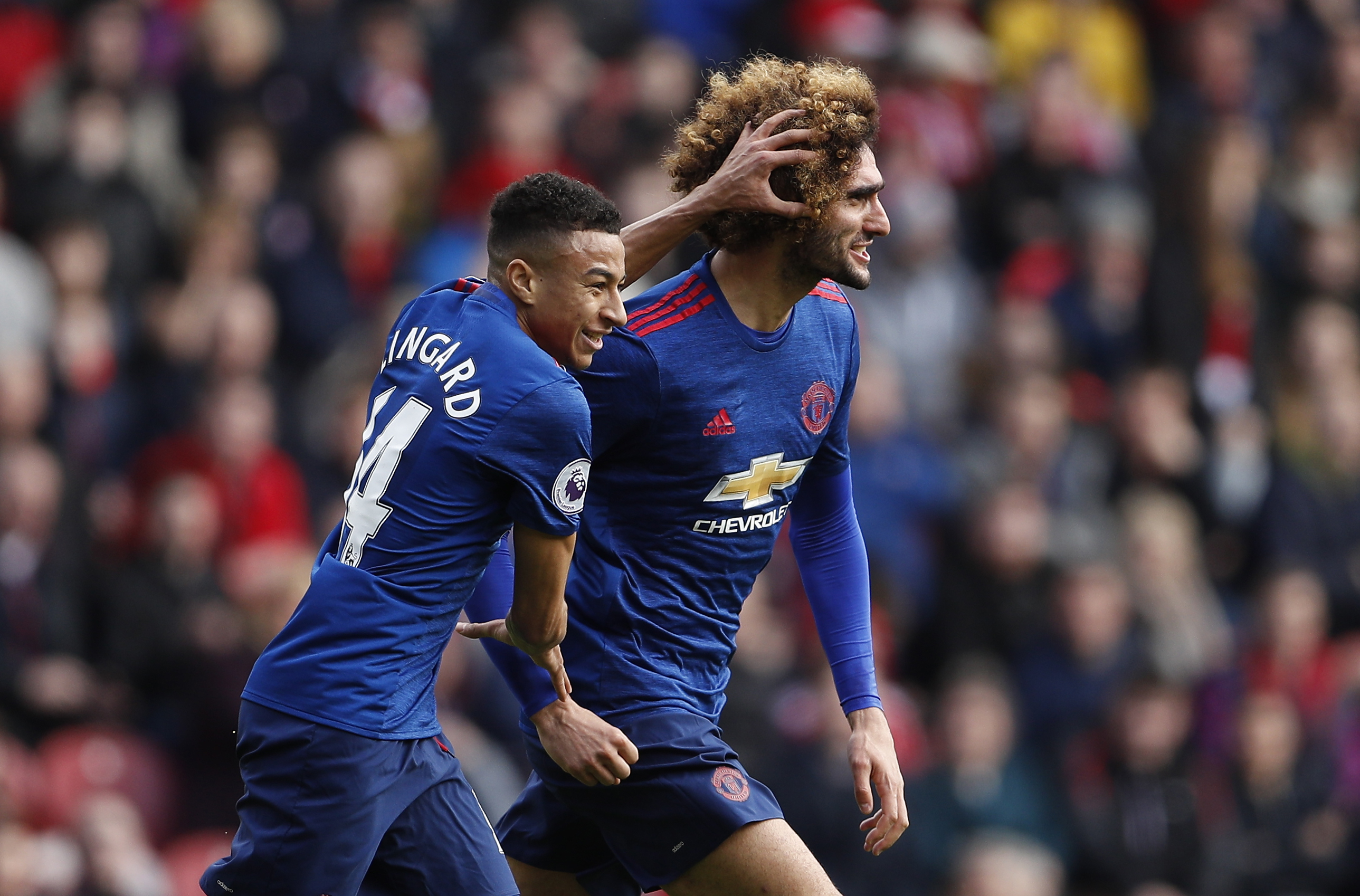 Fellaini đưa M.U lên tốp 5