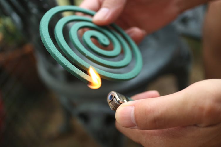 Đốt nhang muỗi trong phòng kín hại hơn hút thuốc