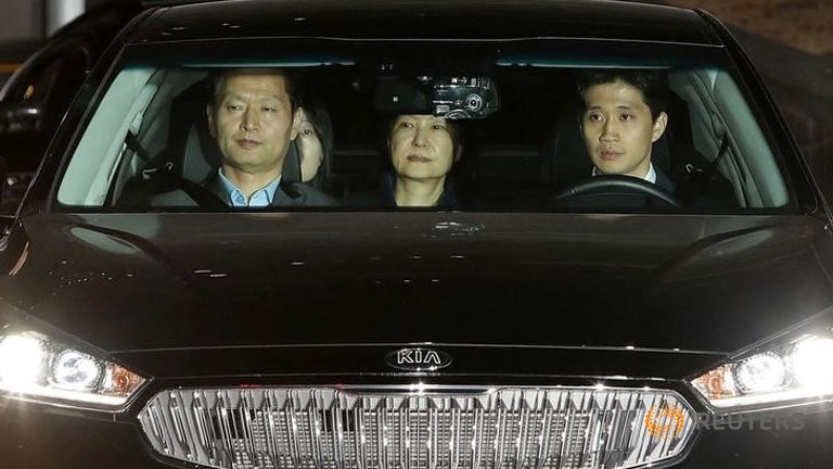 Bà Park Geun-hye sống ra sao sau song sắt?