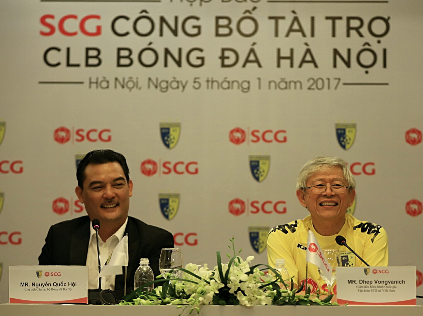 Chủ tịch CLB H&agrave; Nội - &ocirc;ng Nguyễn Quốc Hội - v&agrave; &ocirc;ng Dhep Vongvanich - Gi&aacute;m đốc điều h&agrave;nh Quốc gia Tập đo&agrave;n SCG tại Việt Nam