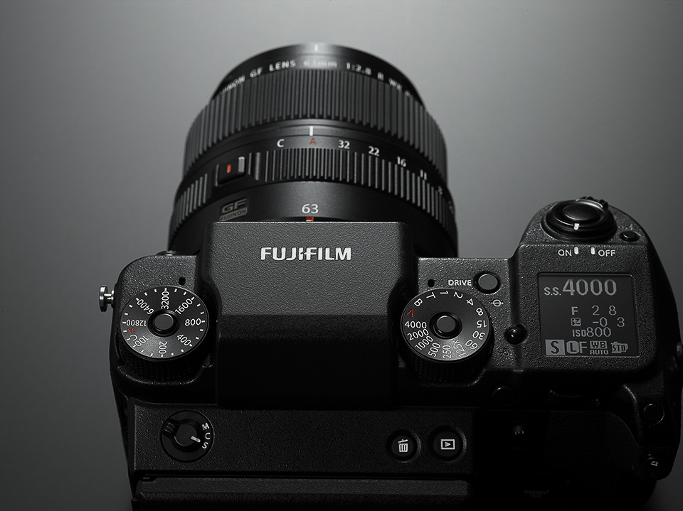 
Fujifilm GFX 50S nặng 1.230g khi gắn k&egrave;m ống k&iacute;nh GF63mm F2.8 R WR.

