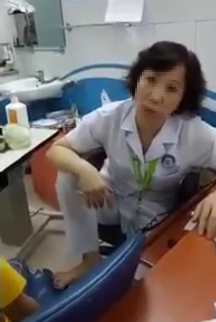 Nữ bác sĩ gác chân lên ghế thừa nhận tư thế "không đẹp mắt"