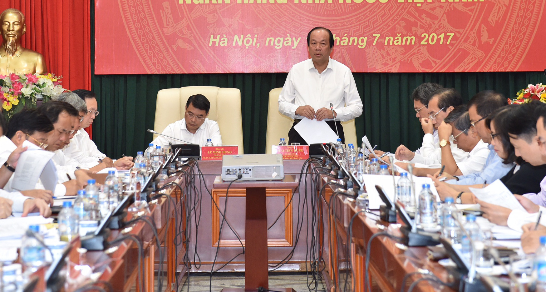 Thủ tướng yêu cầu có chính sách huy động USD trong dân