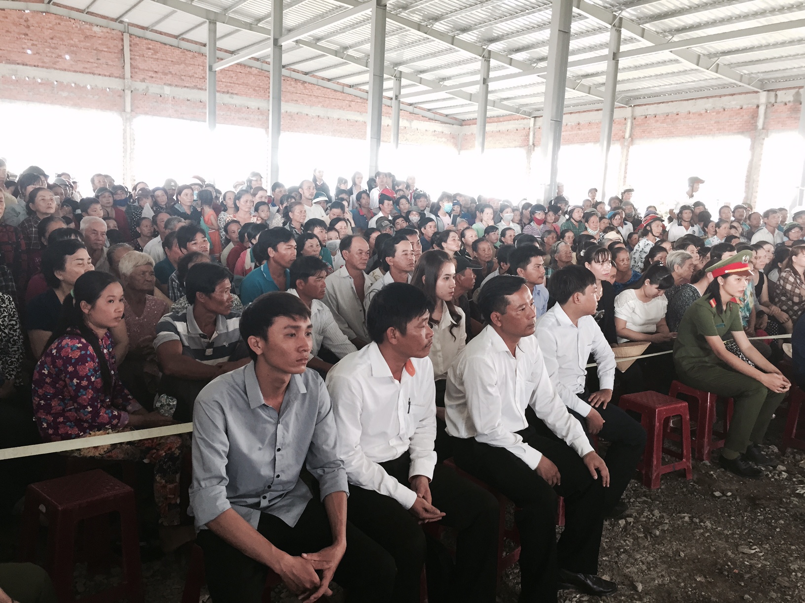 Thấy cướp, bảo vệ ngân hàng bỏ chạy đi nghe điện thoại! - Ảnh 3.