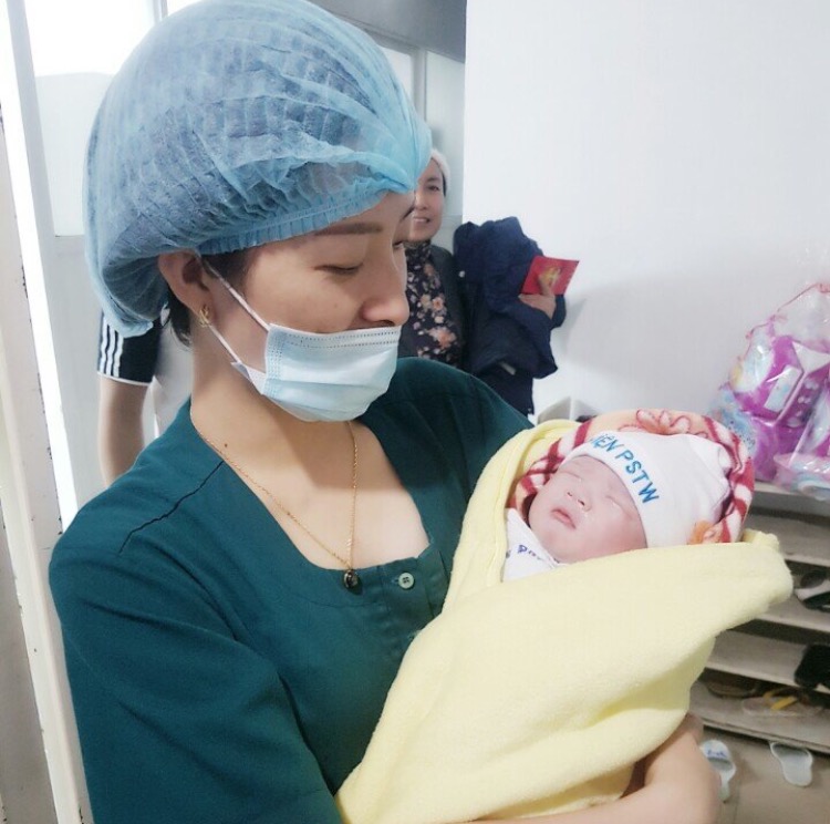 Cháu bé chào đời tại Bệnh viện Phụ sản Trung ương vào đúng thời khắc giao thừa năm 2017
