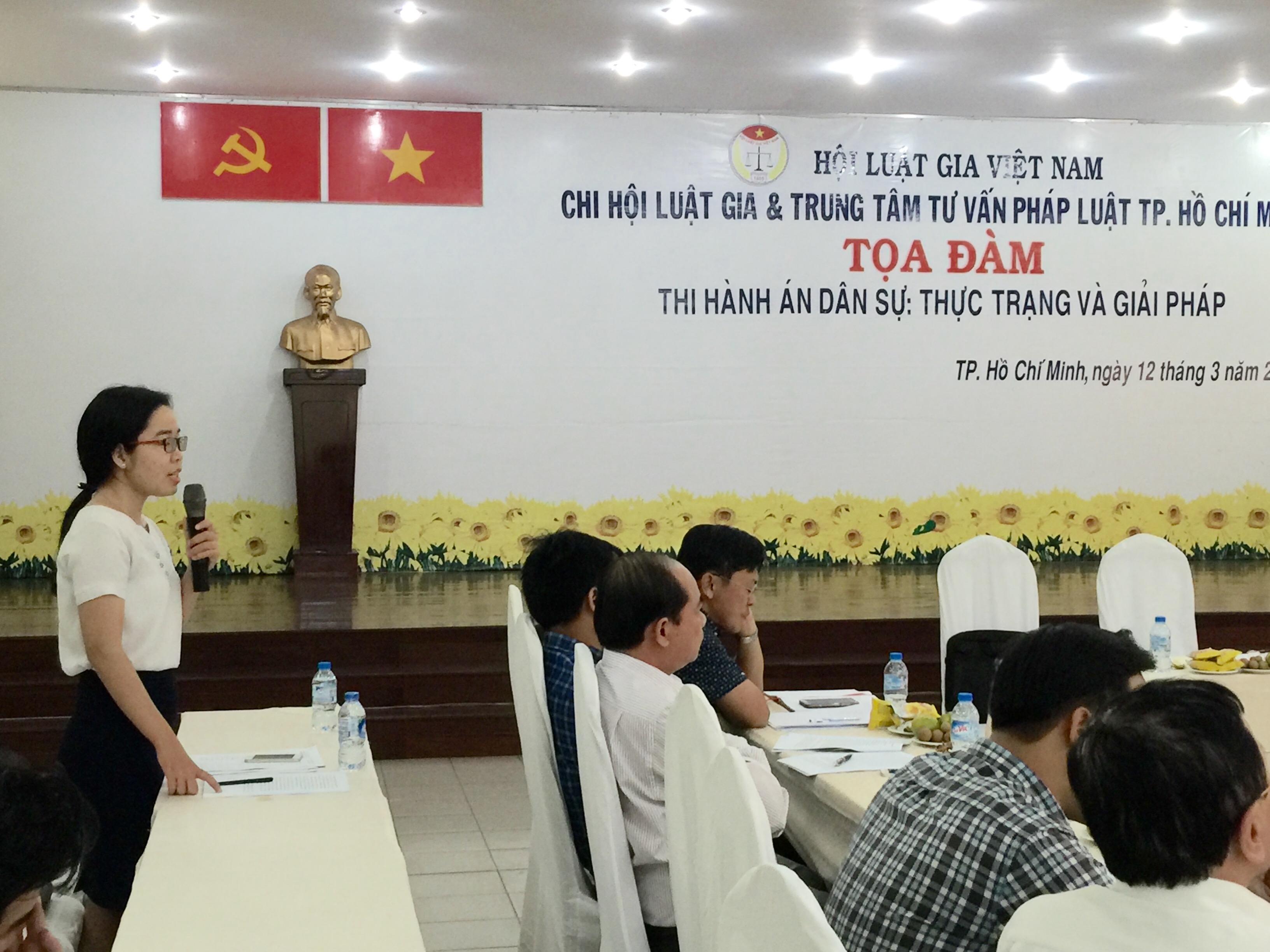 ThS Đặng Thị Diệu Vân phát biểu ý kiến tại tọa đàm Ảnh: LDC