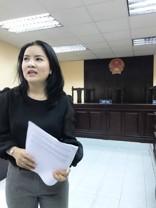 Ngọc Trinh muốn ngất xỉu khi tòa hoãn xử - Ảnh 2.