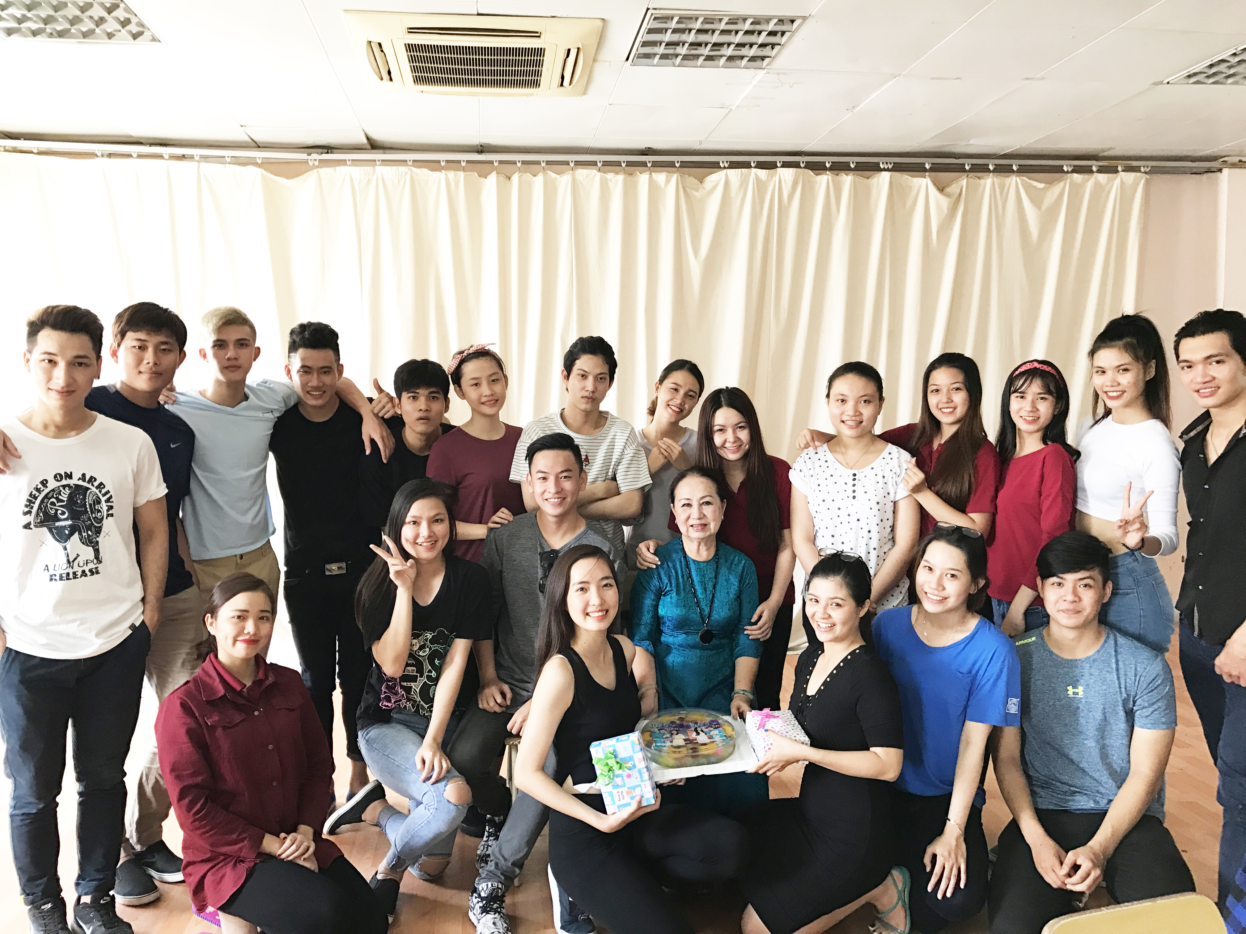 NSƯT ca sĩ Hồng Vân và các học trò tại Trường ĐH Sân khấu Điện ảnh TP HCM