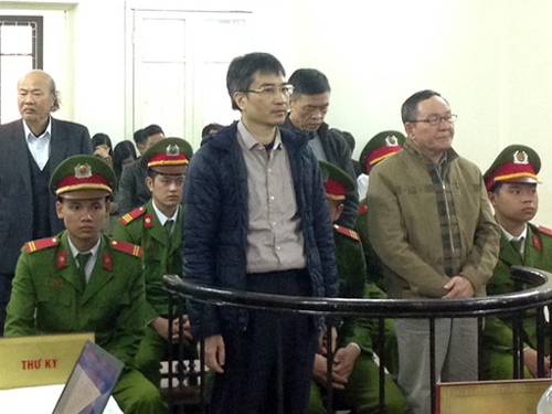 
Bị c&aacute;o Giang Kim Đạt (đứng b&ecirc;n tr&aacute;i trươc v&agrave;nh m&oacute;ng ngựa) bị tuy&ecirc;n tử h&igrave;nh về tội tham &ocirc;
