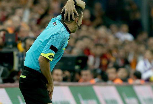 Trọng tài bị dội "bom nước" ở derby Istanbul