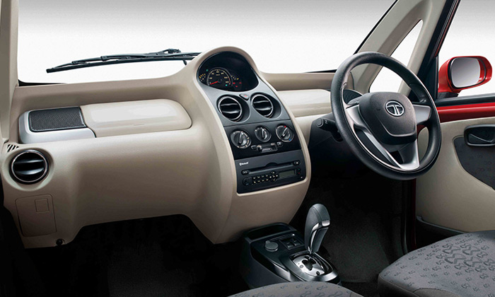 Do trang bị ngh&egrave;o n&agrave;n, &iacute;t chức năng tiện &iacute;ch, kh&ocirc;ng c&oacute; t&uacute;i kh&iacute;, kh&ocirc;ng c&oacute; hệ thống giải tr&iacute;, n&ecirc;n Tata Nano bị nhiều người ti&ecirc;u d&ugrave;ng cho l&agrave; chẳng hơn xe m&aacute;y l&agrave; bao.