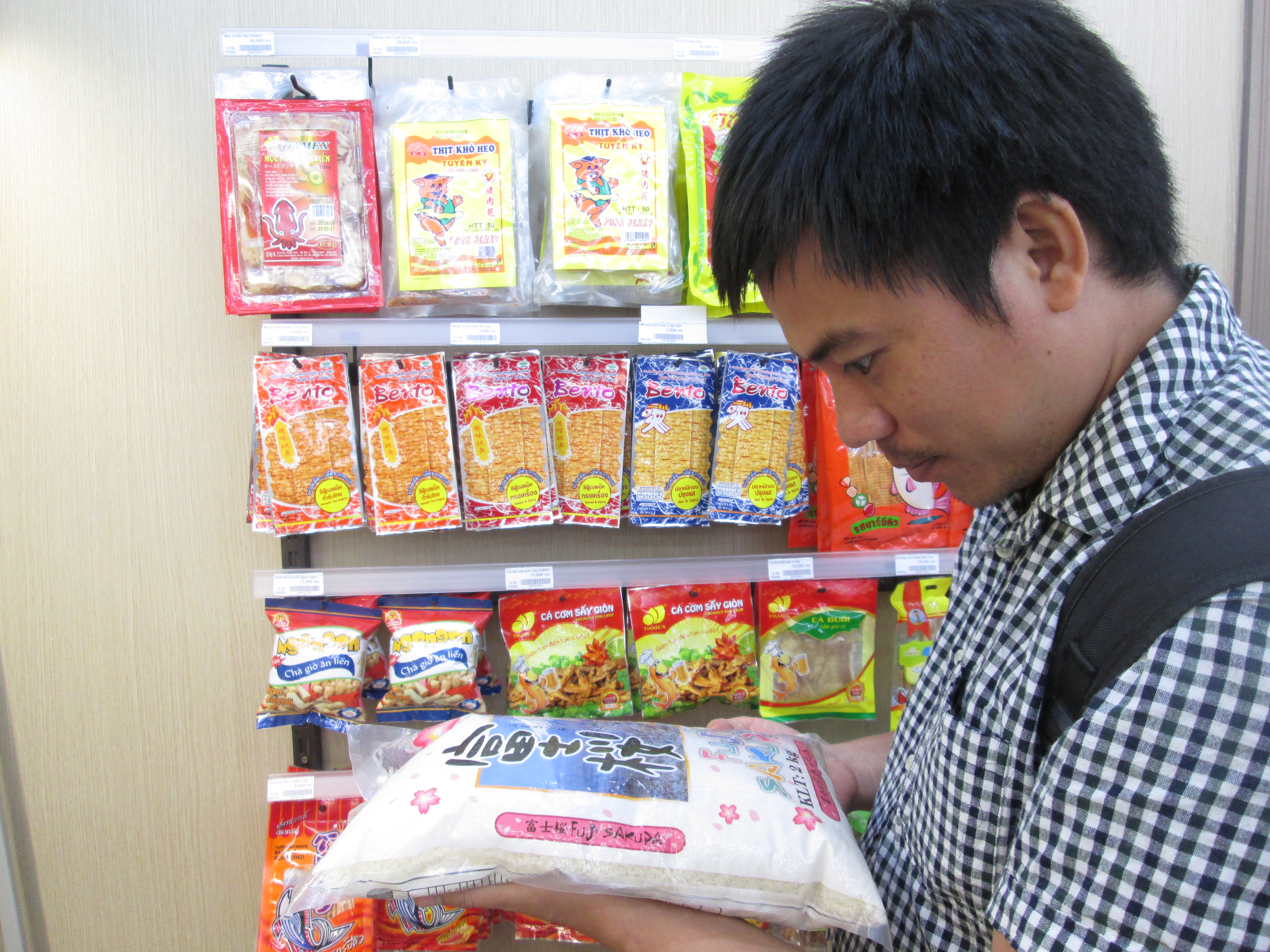 Tết Việt ăn gạo ngoại