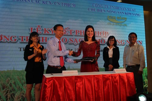 Tặng gạo cho công nhân khó khăn