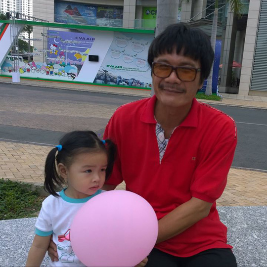 C&ocirc;ng Ninh xem b&eacute; Oscar như giải thưởng lớn của đời m&igrave;nh. Ảnh: T.Hiệp