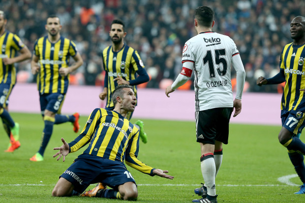 Van Persie chọc tức đồng đội cũ của mình ở Arsenal sau khi ghi bàn thắng cho Fenerbahce