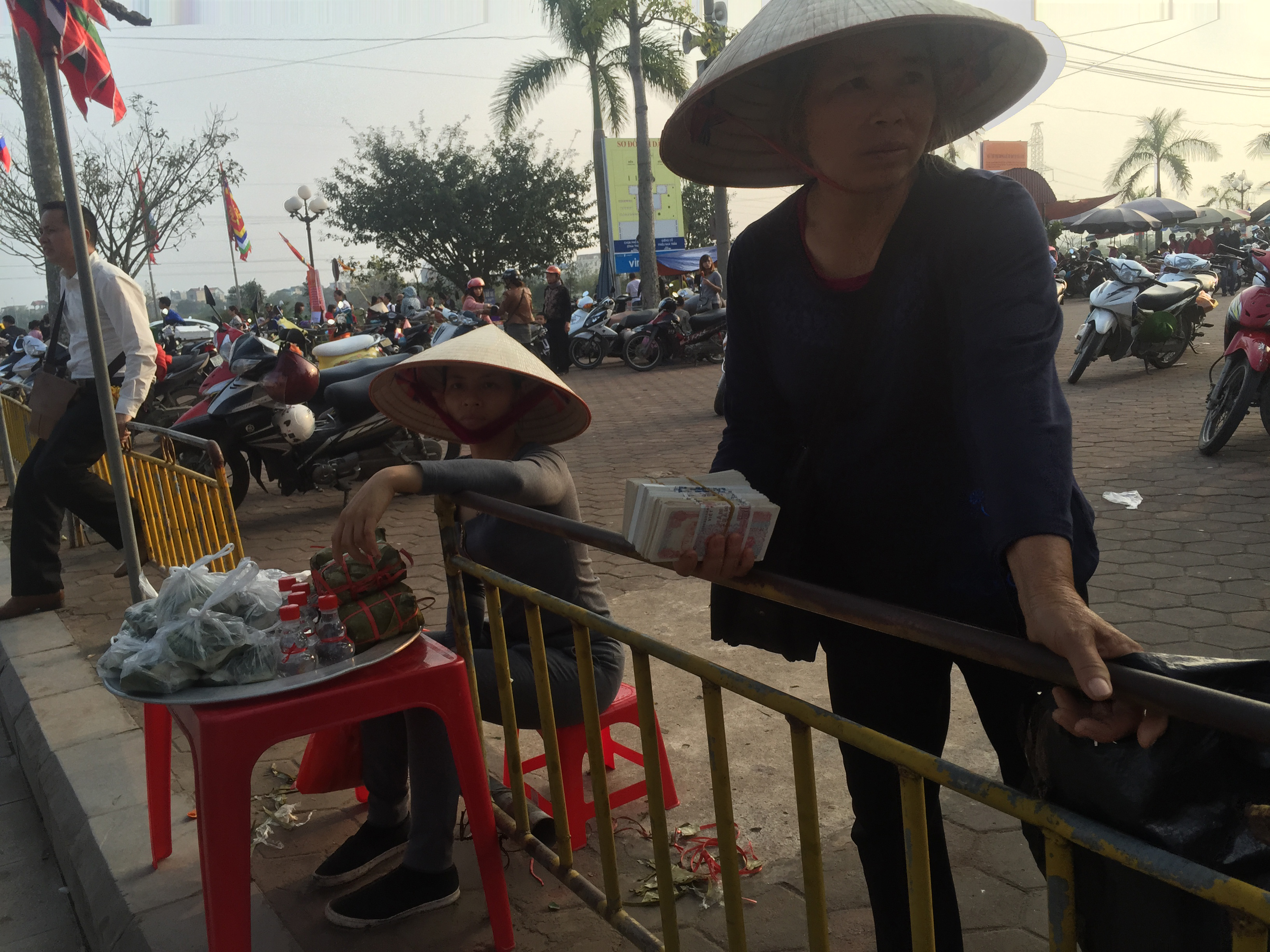 Dịch vụ đổi tiền diễn ra c&ocirc;ng khai tại một số lễ hội ở H&agrave; Nội Ảnh: Lan Anh