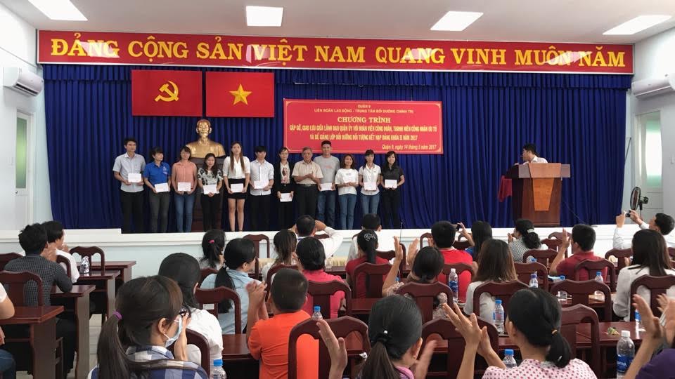 Đoàn viên Công đoàn ưu tú giao lưu với lãnh đạo quận ủy