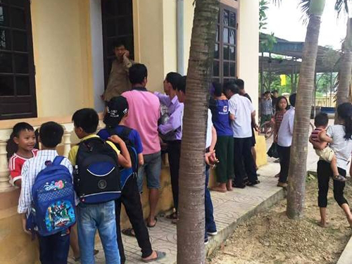 Cha “giật” con trai giữa đường, đưa về gặp ông nội lần cuối
