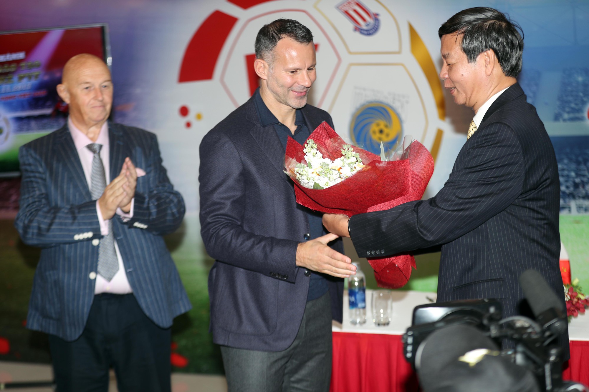 Con Giggs, Scholes có thể học bóng đá ở Việt Nam