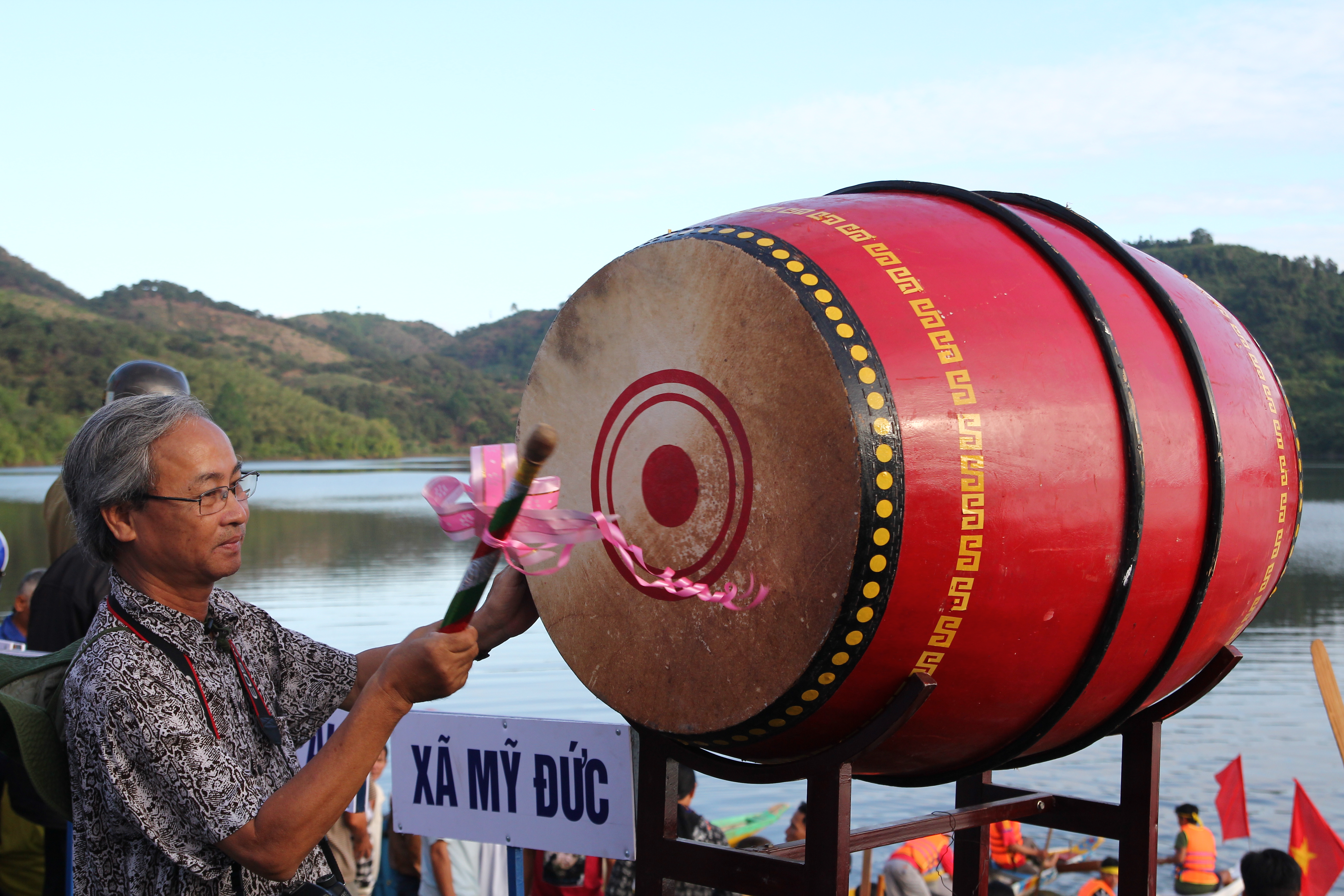 
&Ocirc;ng Trương Th&aacute;i Anh Quốc, Ph&oacute; B&iacute; thư Thường trực Huyện ủy Đạ Tẻh, gi&oacute;ng trống khai hội.
