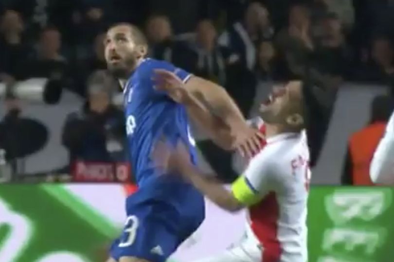 Đ&aacute;nh chỏ Falcao, Chiellini may mắn tho&aacute;t thẻ đỏ - Ảnh 2.