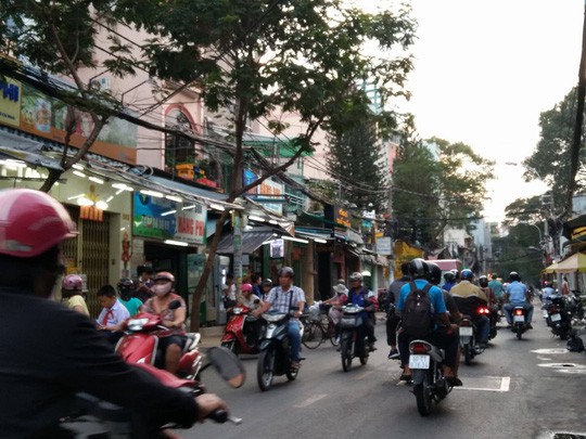 Cánh cửa xe, tia lửa hàn và thảm họa