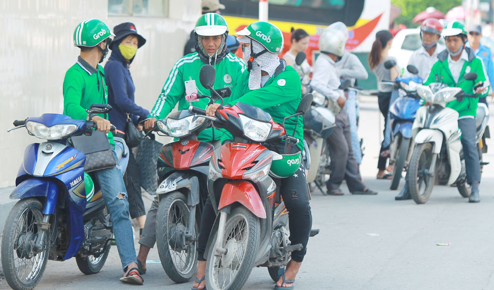 Cử nhân chạy Grab, Uber có đáng lo?