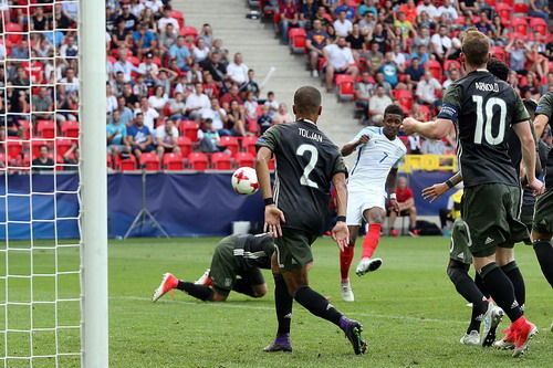 Giấu b&iacute; k&iacute;p trong vớ, thủ m&ocirc;n U21 Đức loại tuyển Anh ở loạt đ&aacute; penalty - Ảnh 6.