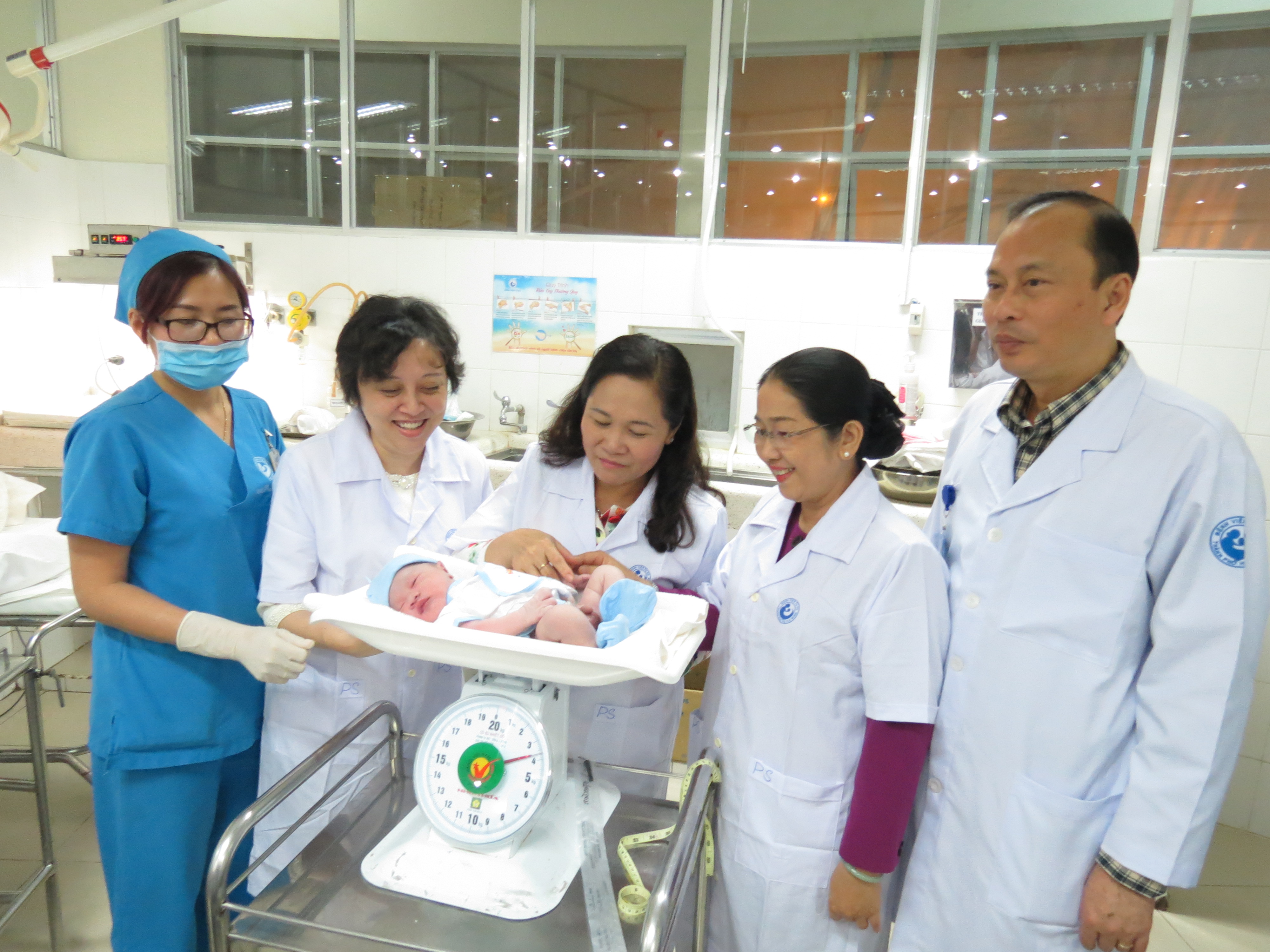 Ngắm 3 bé trai ra đời ngay thời khắc giao thừa