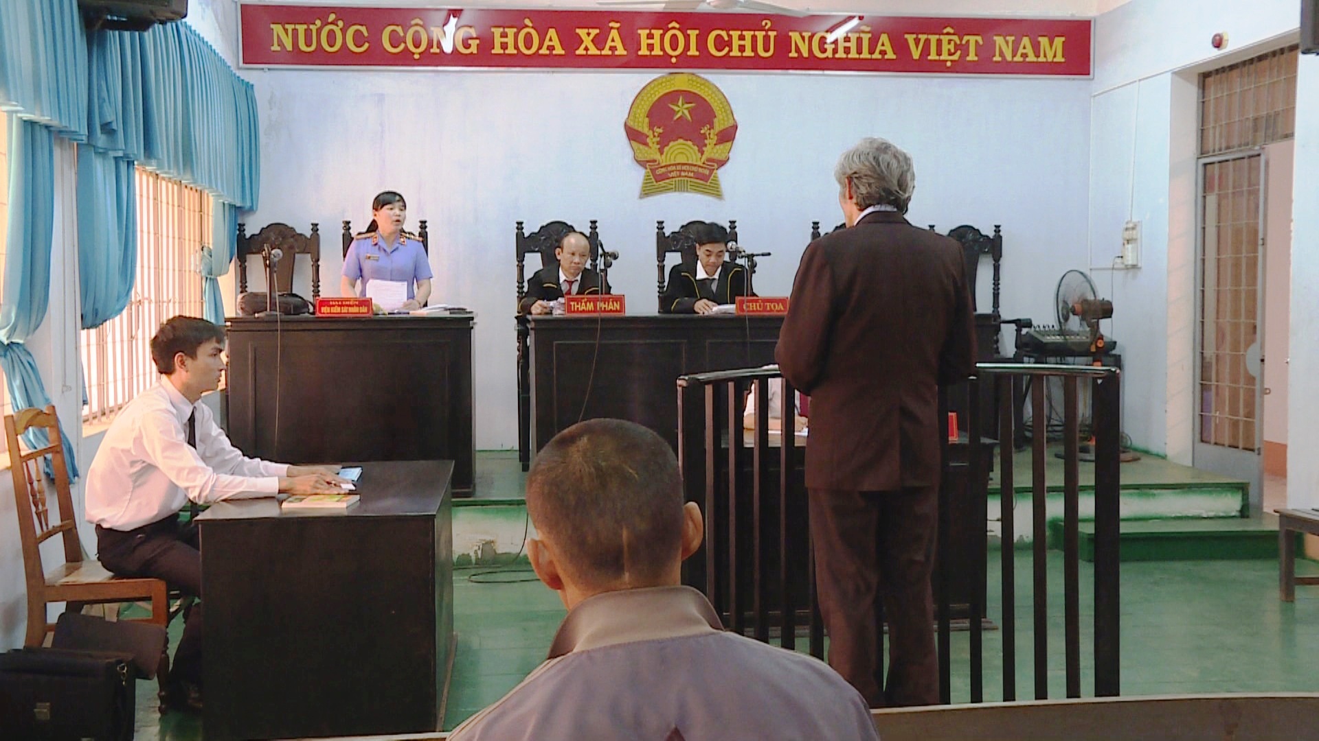 
Bị c&aacute;o B.I.T tại phi&ecirc;n t&ograve;a
