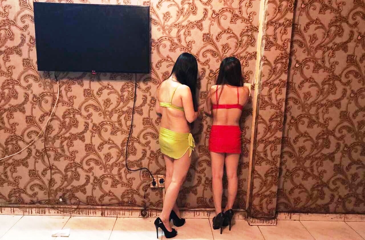 Đột k&iacute;ch nh&agrave; h&agrave;ng cho tiếp vi&ecirc;n mặc bikini ngồi tr&ecirc;n đ&ugrave;i kh&aacute;ch - Ảnh 2.