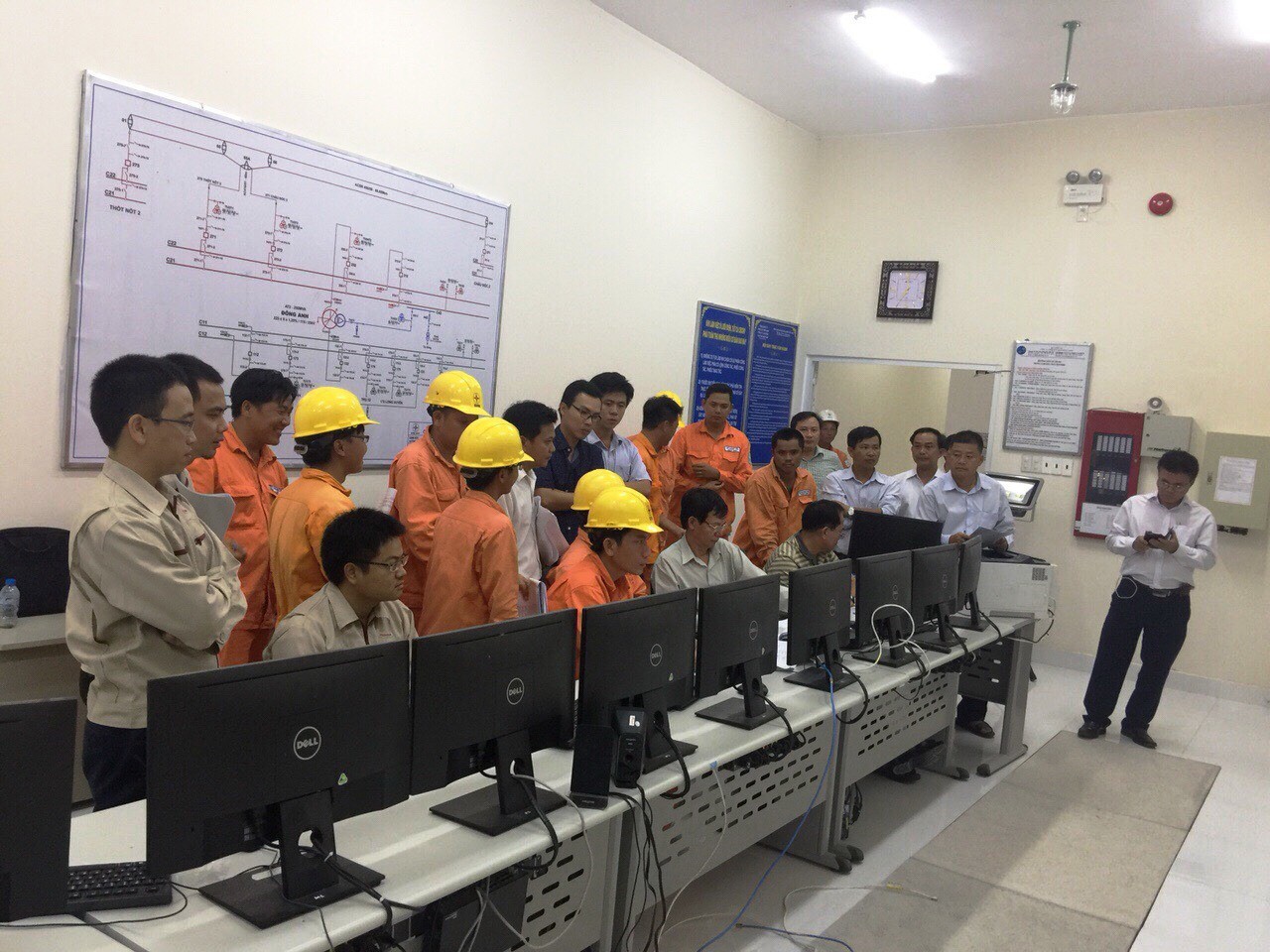 Đóng điện từ xa trạm biến áp 220 kV Long Xuyên 2 và đường dây đấu nối