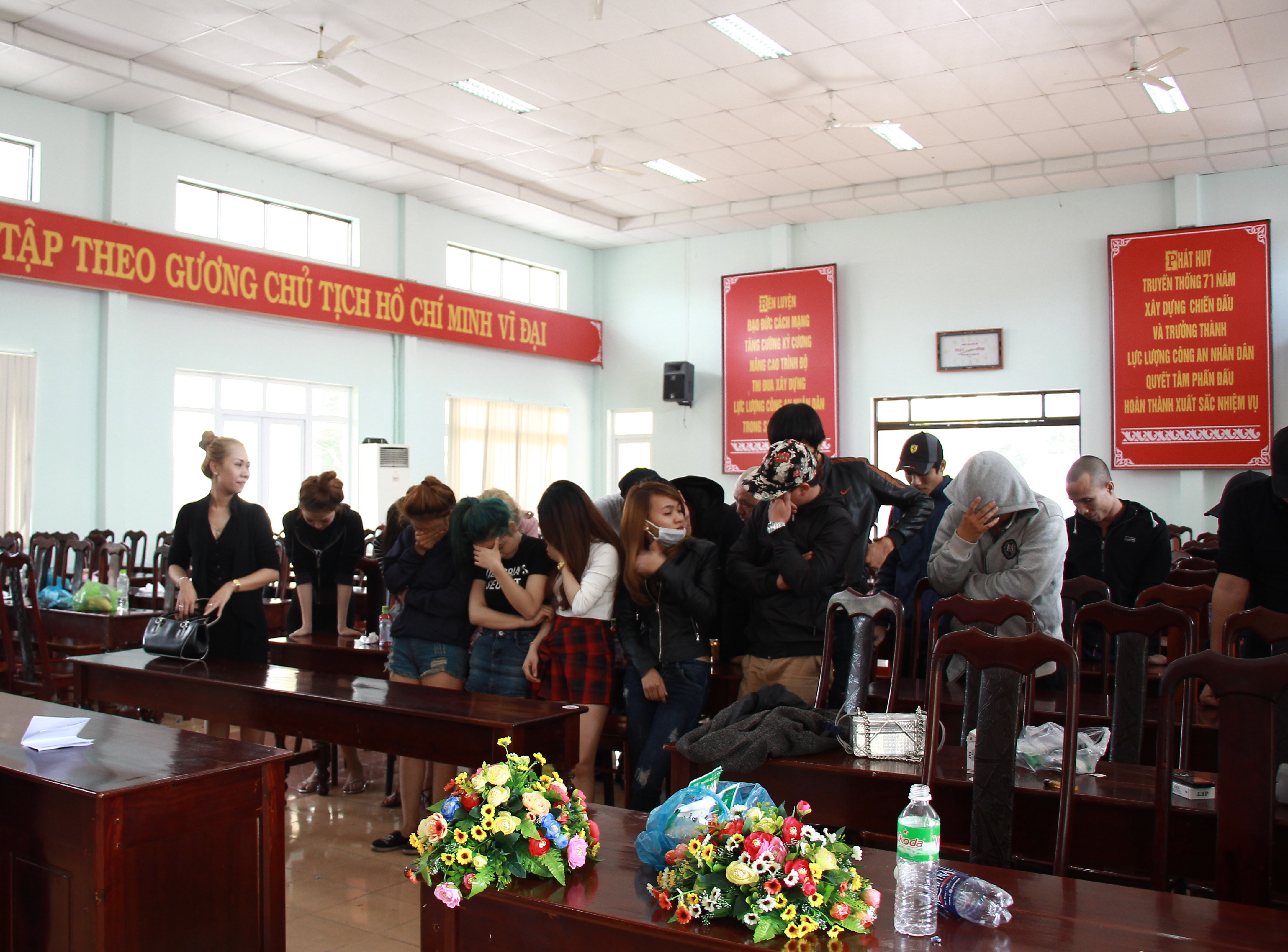 
28 thanh ni&ecirc;n, thanh nữ tại cơ quan c&ocirc;ng an
