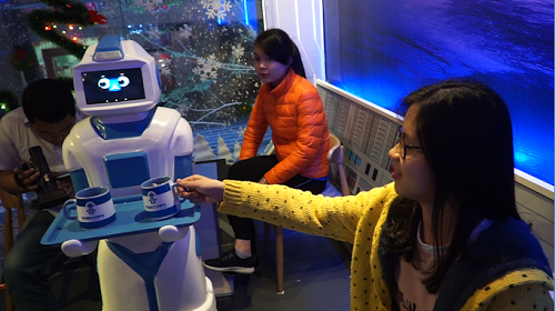 Quán cà phê đầu tiên có robot phục vụ tại Việt Nam