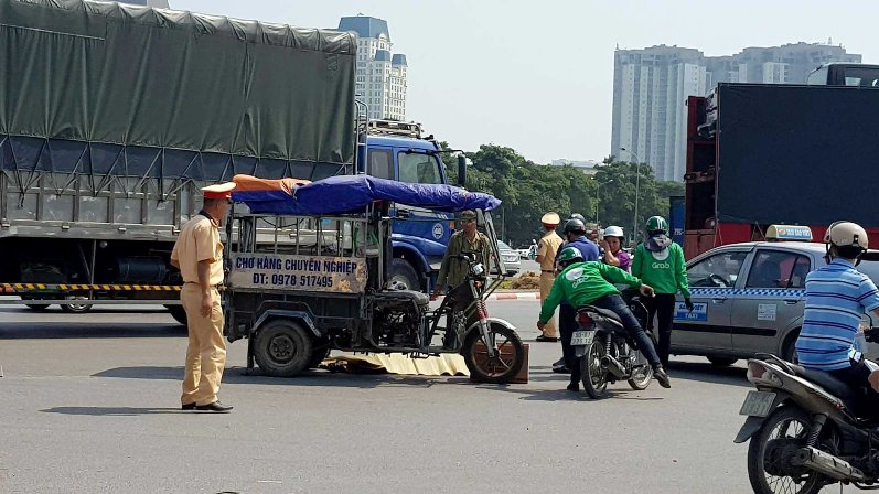 Chồng chạy xe ba bánh phanh gấp, vợ rơi xuống đường tử vong