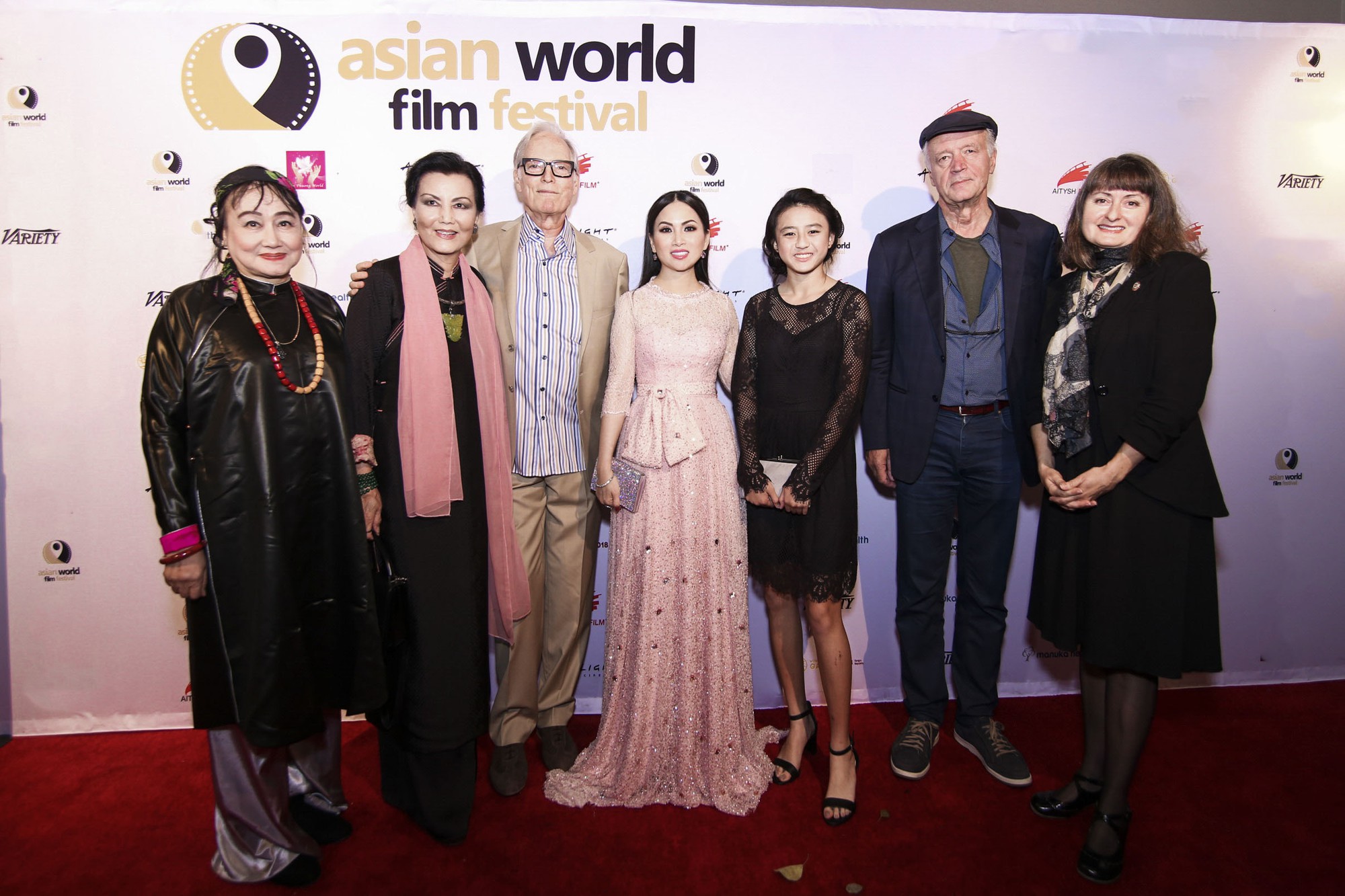 Angelina Jolie sẽ l&agrave;m phim li&ecirc;n quan đến Việt Nam - Ảnh 8.