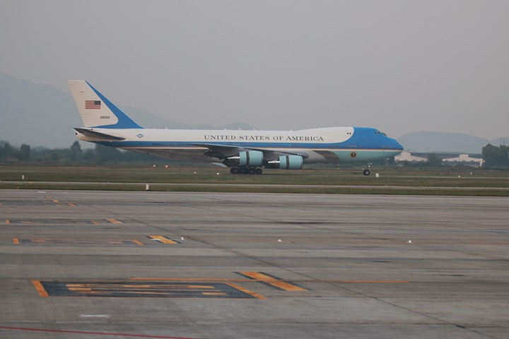 Tổng thống Mỹ Donald Trump giơ tay vẫy chào khi tới Hà Nội - Ảnh 1.
