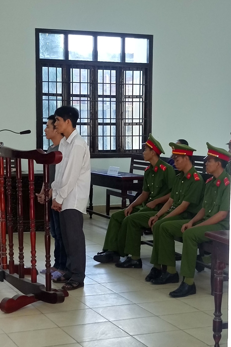 Vô cớ bóp cổ người đi bộ, bị đâm, đập chết