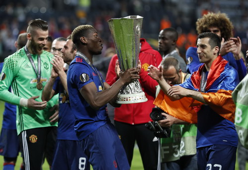Paul Pogba và Henrikh Mkhitaryan cùng cúp vô địch