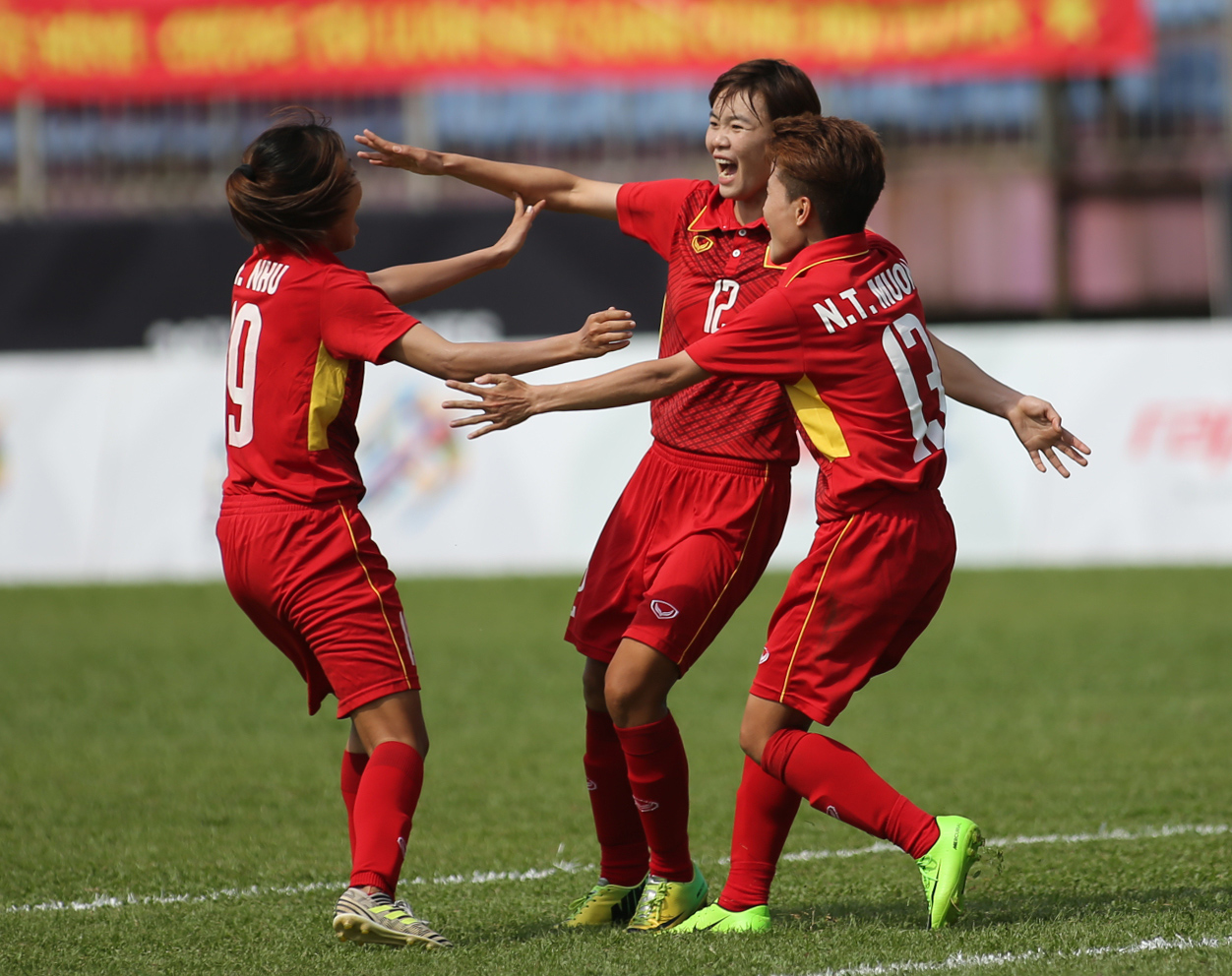 Thắng Malaysia 6-0, b&oacute;ng đ&aacute; nữ Việt Nam đoạt HCV - Ảnh 1.