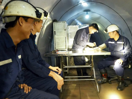 Độc đáo trạm y tế công nhân dưới hầm lò sâu 220 mét