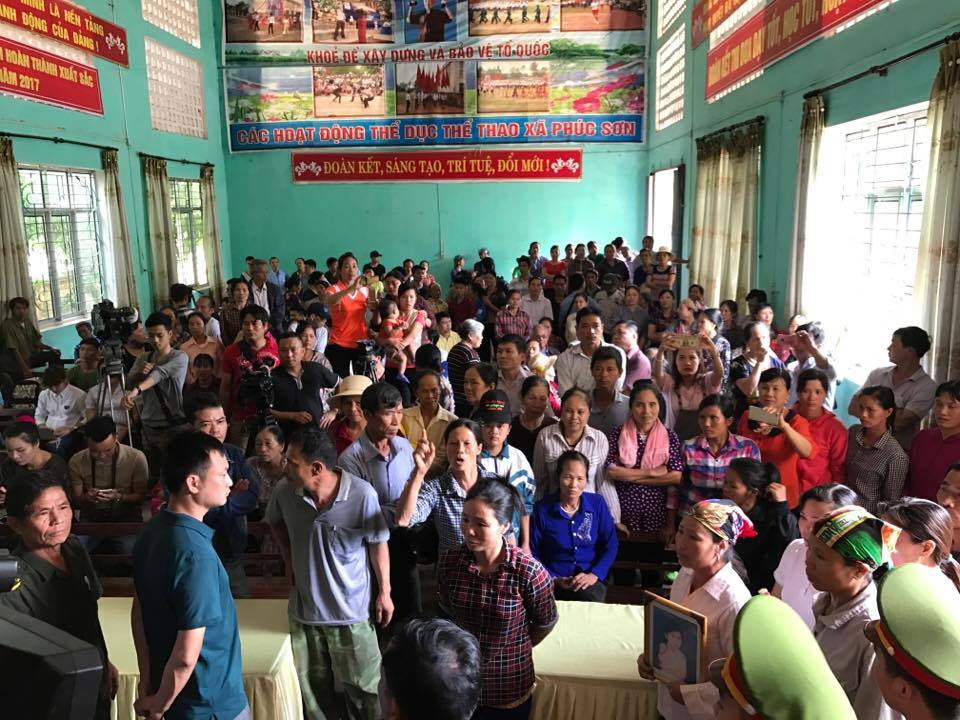 
Quanh cảnh n&aacute;o loạn ở hội trường tổ chức xin lỗi &ocirc;ng H&agrave;n Đức Long
