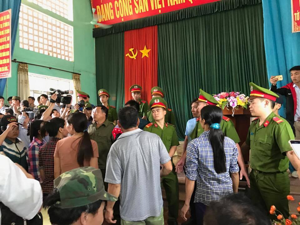 Buổi xin lỗi diễn ra hỗn loạn, ông Hàn Đức Long không có mặt